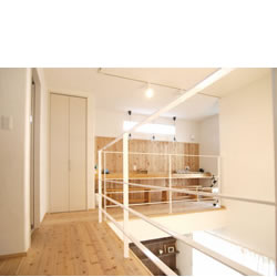 スチールの手すりで見える空間