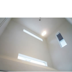 玄関は吹き抜けで、天井高く明るい空間。