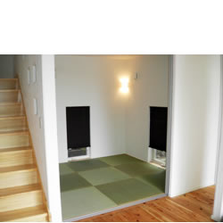 小窓から庭を眺めることができる和室。