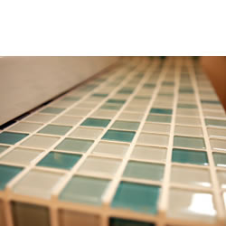 美しいガラスモザイクタイルがアクセント。