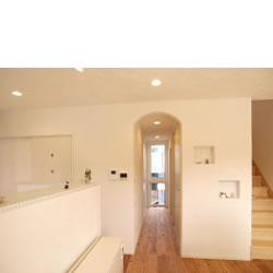 R形状の壁で優しい空間を演出。