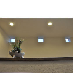 やさしい光がこぼれてくる３つの小窓。