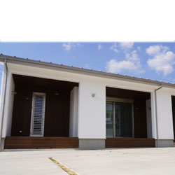 夏の日射・照り返しを防ぐ深い軒。。