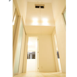 北面の高窓が夏のあたたかい空気を排熱する。